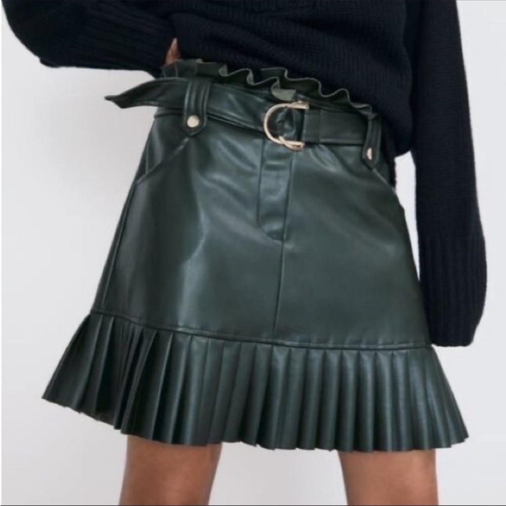 ‼️BLOGGERS FAV‼️ZARA LEATHER SKIRT‼️ SIZE M‼️ SOLDOUT‼️